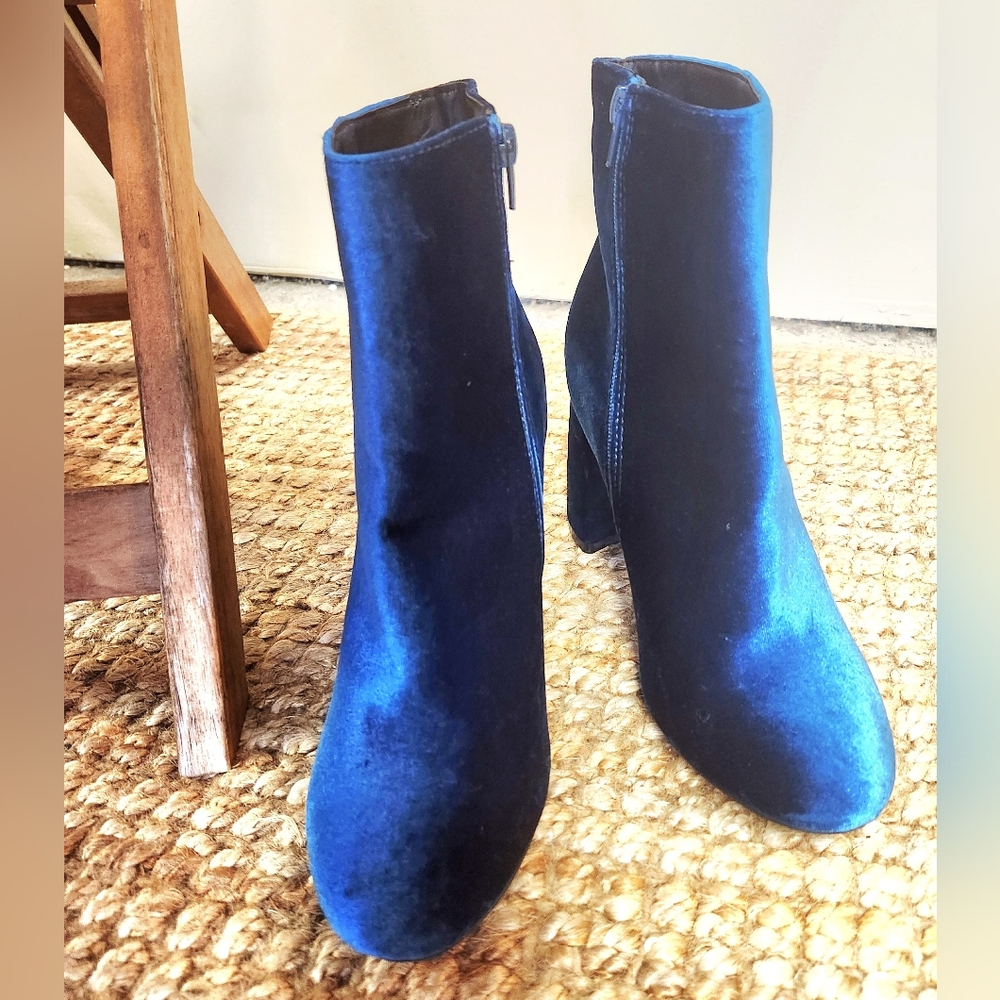 MISSGUIDED Blue Velvet Boots 3" Heels Ankle Booties Almond Toe Zip Sides EUC 7